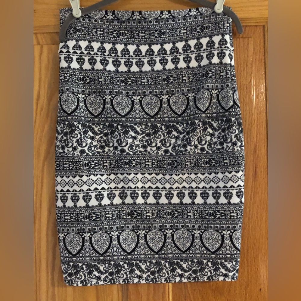 Black And White Patterned Skirt Euc - image 2